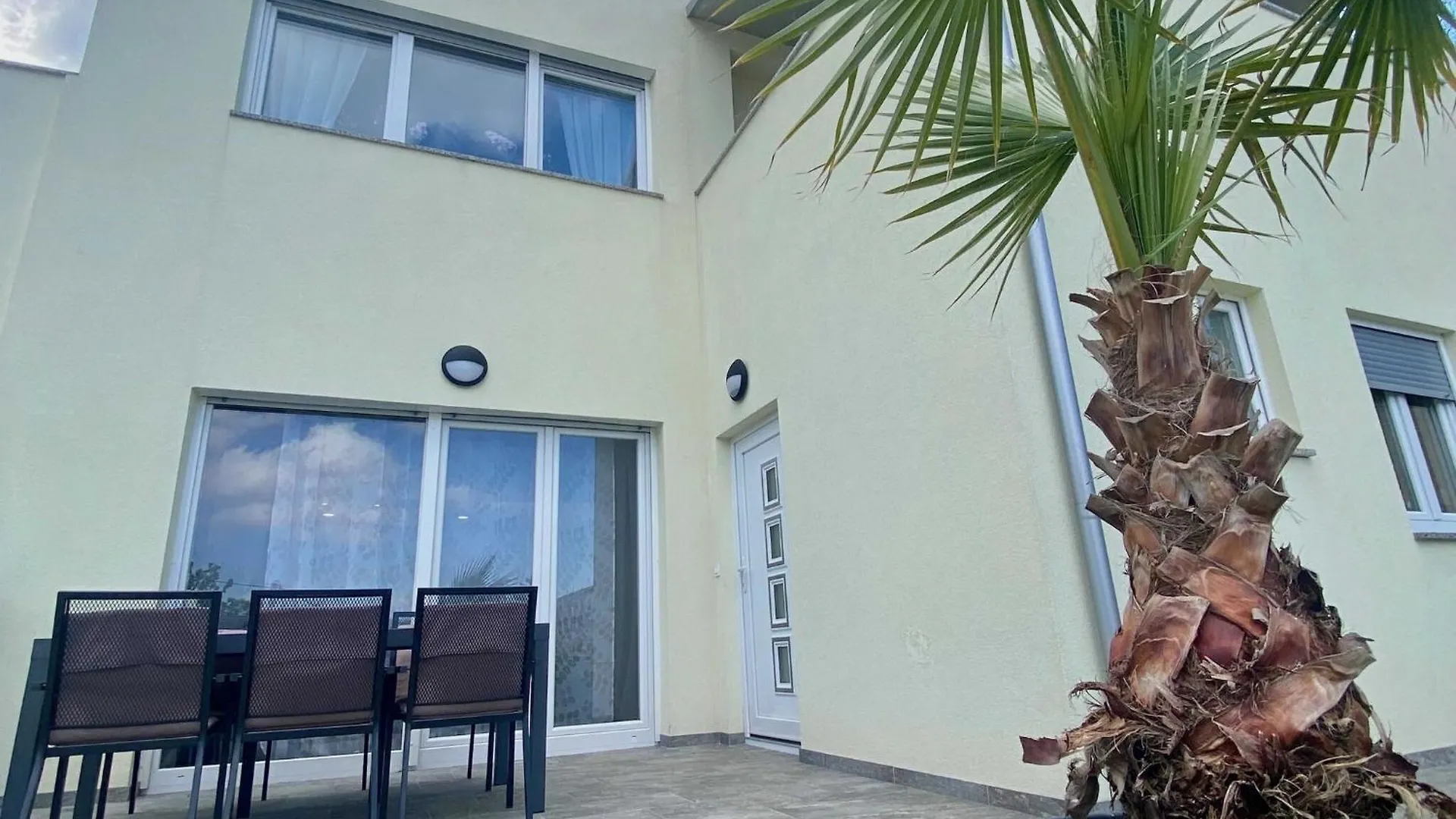 Vert Apartment - Two Bedroom Apartment With Terrace Kastav 0*,